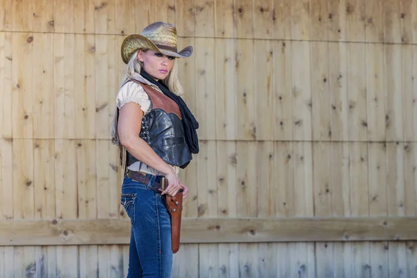 Blond Cowgirl i öknen — Stockfoto