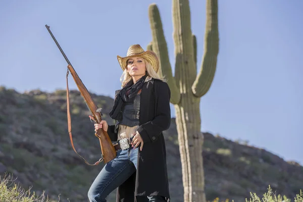 Blonde Cowgirl In de woestijn — Stockfoto