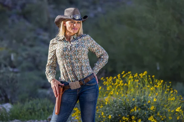 Blonde Cowgirl In de woestijn — Stockfoto
