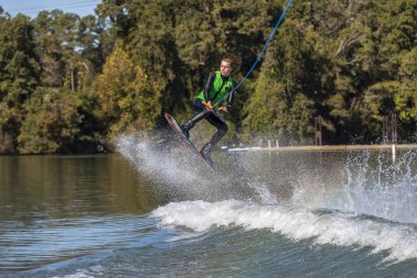 Genç Wakeboarder hileci performans