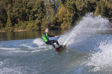Genç Wakeboarder hileci performans