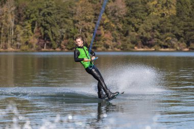 Genç Wakeboarder hileci performans