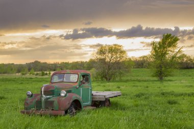 Bir alandaki terkedilmiş kamyon