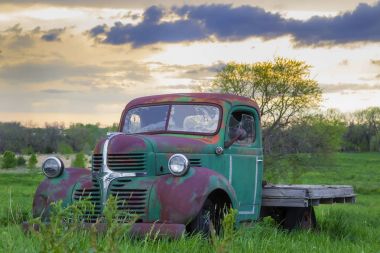 Bir alandaki terkedilmiş kamyon