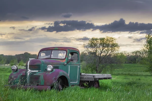 Camion abbandonato in un campo — Foto Stock