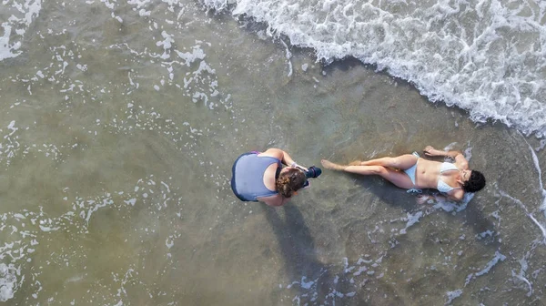 Morena modelo femenino en la playa —  Fotos de Stock