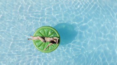 Bir yüzme havuzunda üstsüz esmer modeli