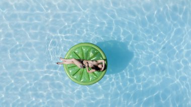 Bir yüzme havuzunda üstsüz esmer modeli