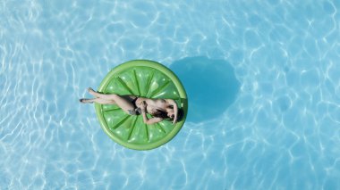 Bir yüzme havuzunda üstsüz esmer modeli