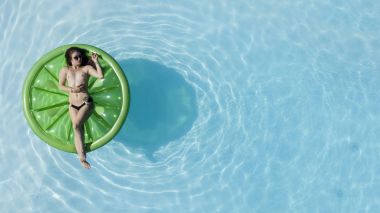 Bir yüzme havuzunda üstsüz esmer modeli