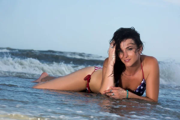 Bruneta žena Model na pláži — Stock fotografie