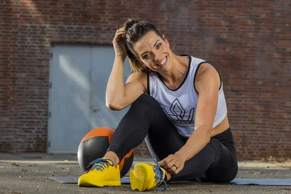 Brunette Fitness Model Working Out On Campus — Stock Photo, Image