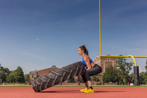 Brünette Fitness-Model trainiert auf dem Campus — Stockfoto