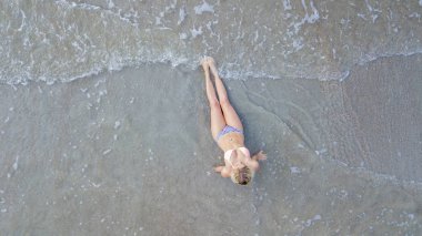 Plajda sarışın kadın Model