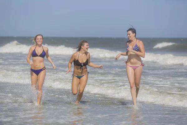 Bikini modeller på stranden — Stockfoto