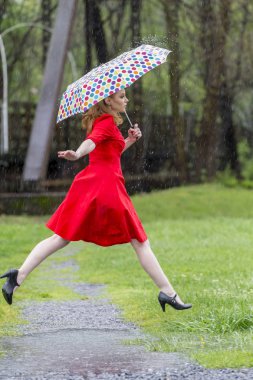 Kızıl saçlı Model yağmurda