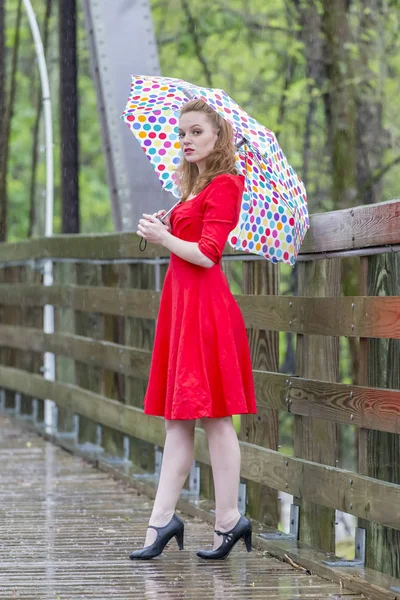 Pelirroja modelo en la lluvia — Foto de Stock