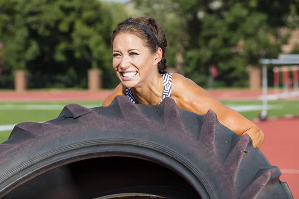 Brunette Fitness Model Working Out In An Outdoor Environment — Stock Photo, Image