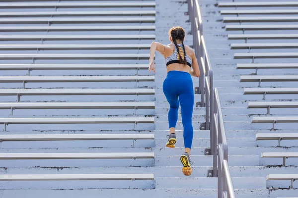 Brunette Fitness Model Working Out In An Outdoor Environment — Stock Photo, Image