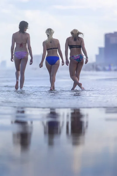 Modelos de bikini en la playa —  Fotos de Stock