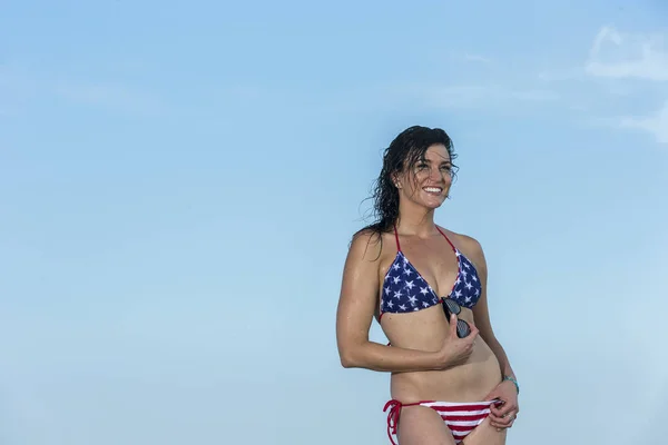 Morena modelo femenino en la playa —  Fotos de Stock