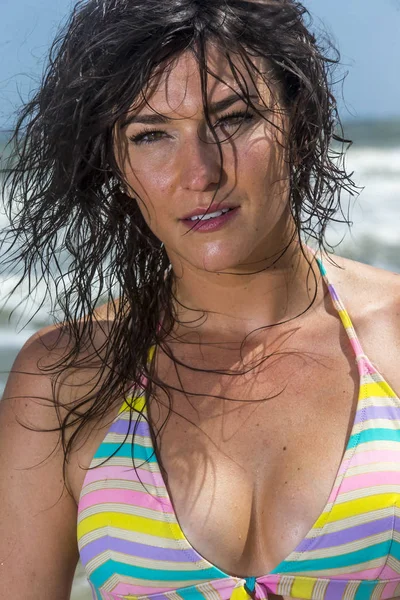 Bruna femmina modella a il spiaggia — Foto Stock