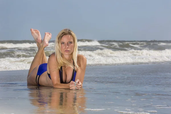 Blond modelka na plaży — Zdjęcie stockowe