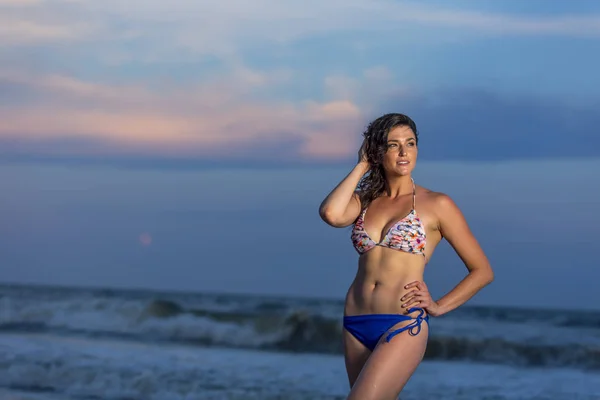 Morena modelo feminino na praia — Fotografia de Stock