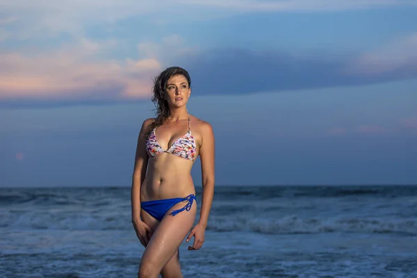 Morena modelo feminino na praia — Fotografia de Stock