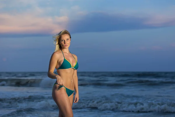 Blonde vrouwelijke Model op het strand — Stockfoto