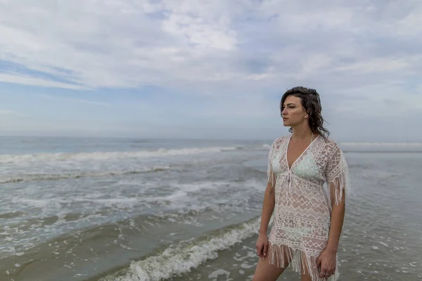 Plajda esmer kadın modeli — Stok fotoğraf