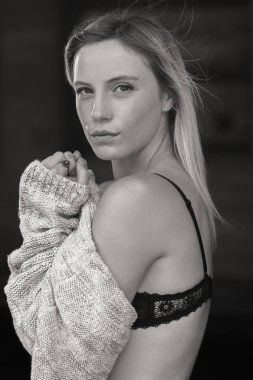 Sarışın model açık havada poz