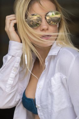 Sarışın model açık havada poz