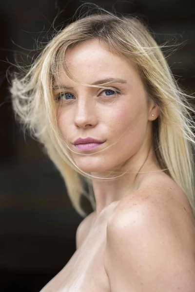 Blonde model poseren buitenshuis — Stockfoto