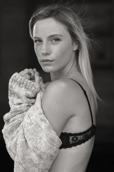 Sarışın model açık havada poz