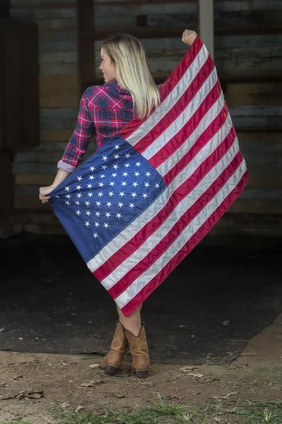 Modèle patriotique blonde posant à l'extérieur — Photo