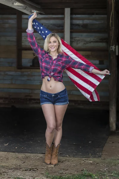 Blond patriotiska modell poserar utomhus — Stockfoto