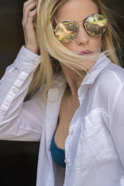 Blonde Model Posing Outdoors — Stock Photo, Image