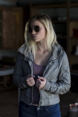 Sarışın model açık havada poz