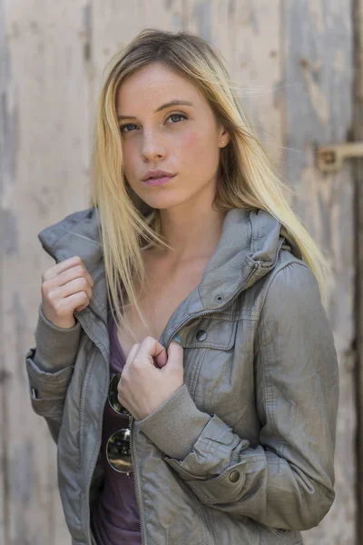 Blond modell poserar utomhus — Stockfoto