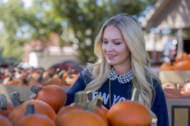 Cadılar Bayramı Balkabağı için alışveriş kadın