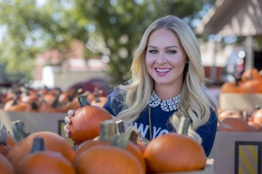 Cadılar Bayramı Balkabağı için alışveriş kadın