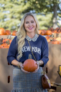 Cadılar Bayramı Balkabağı için alışveriş kadın