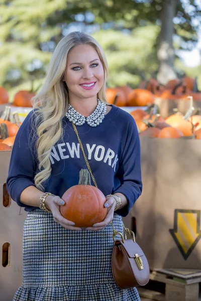 Cadılar Bayramı Balkabağı için alışveriş kadın