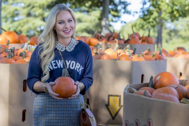 Cadılar Bayramı Balkabağı için alışveriş kadın