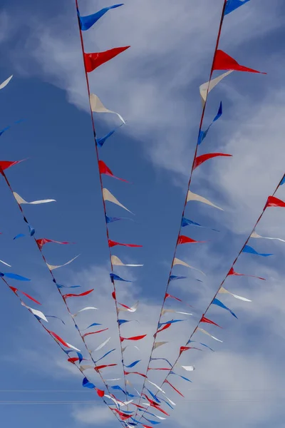 Американський прапор на фоні блакитного неба — стокове фото