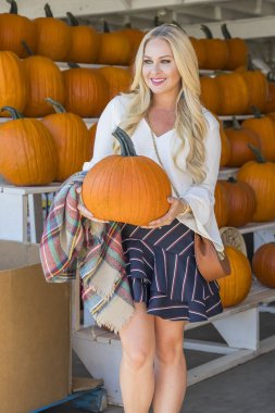 Cadılar Bayramı Balkabağı için alışveriş kadın