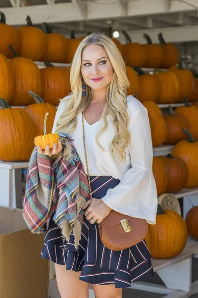 Kobieta, zakupy na Halloween dynia — Zdjęcie stockowe