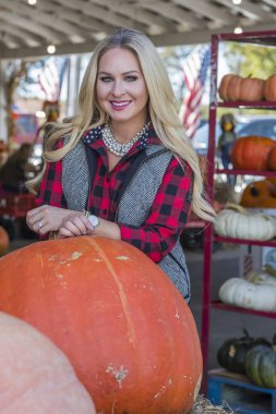 Cadılar Bayramı Balkabağı için alışveriş kadın