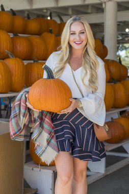 Cadılar Bayramı Balkabağı için alışveriş kadın